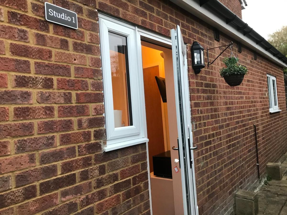 Studio-1-Staines/Heathrow/London-Own Entrance Exterior photo