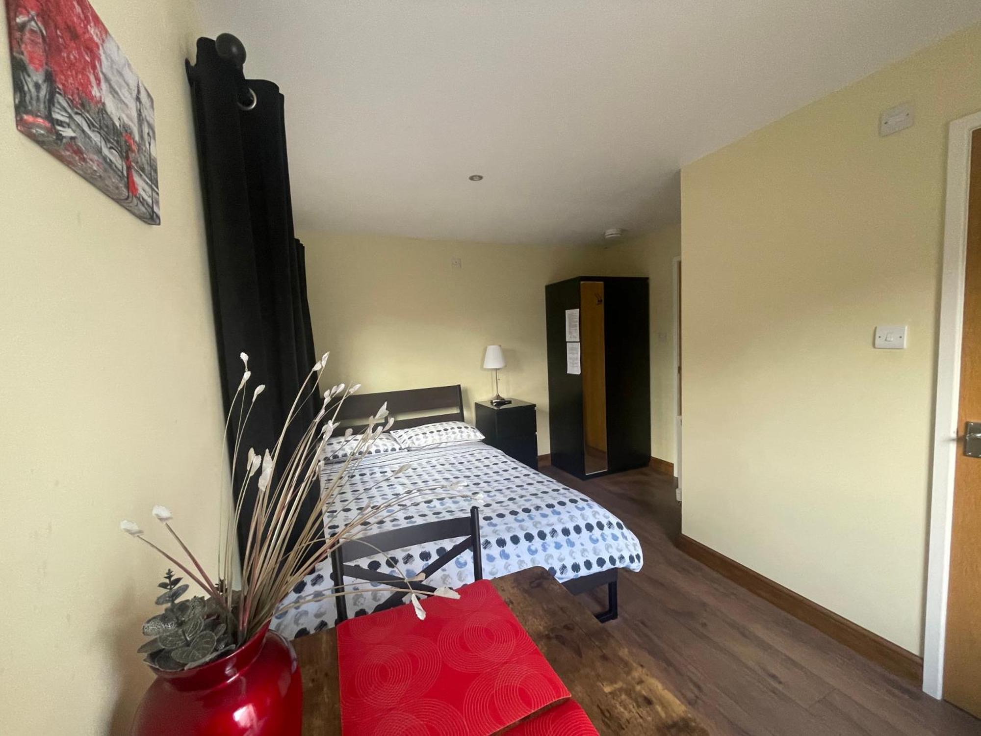 Studio-1-Staines/Heathrow/London-Own Entrance Exterior photo